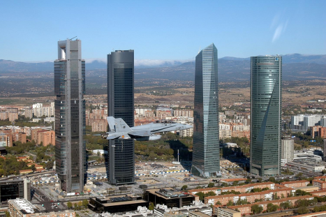 Um Avião de caça a passar pelas Eurostars Madrid Tower